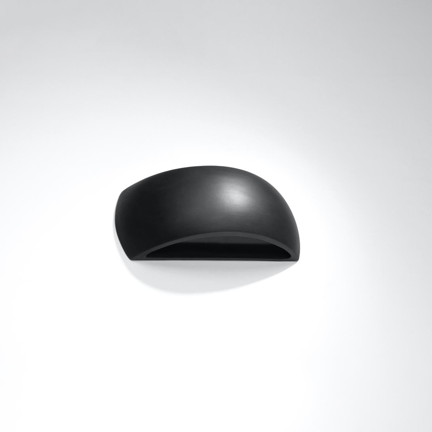 aplique de cerámica PONTIUS negro, ideal para crear ambientes elegantes. Su diseño sofisticado realza cualquier superficie, brindando durabilidad y estilo en cada aplicación.