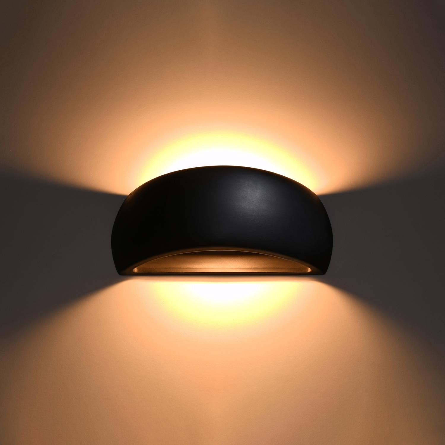 aplique de cerámica PONTIUS negro, ideal para crear ambientes elegantes. Su diseño sofisticado realza cualquier superficie, brindando durabilidad y estilo en cada aplicación.