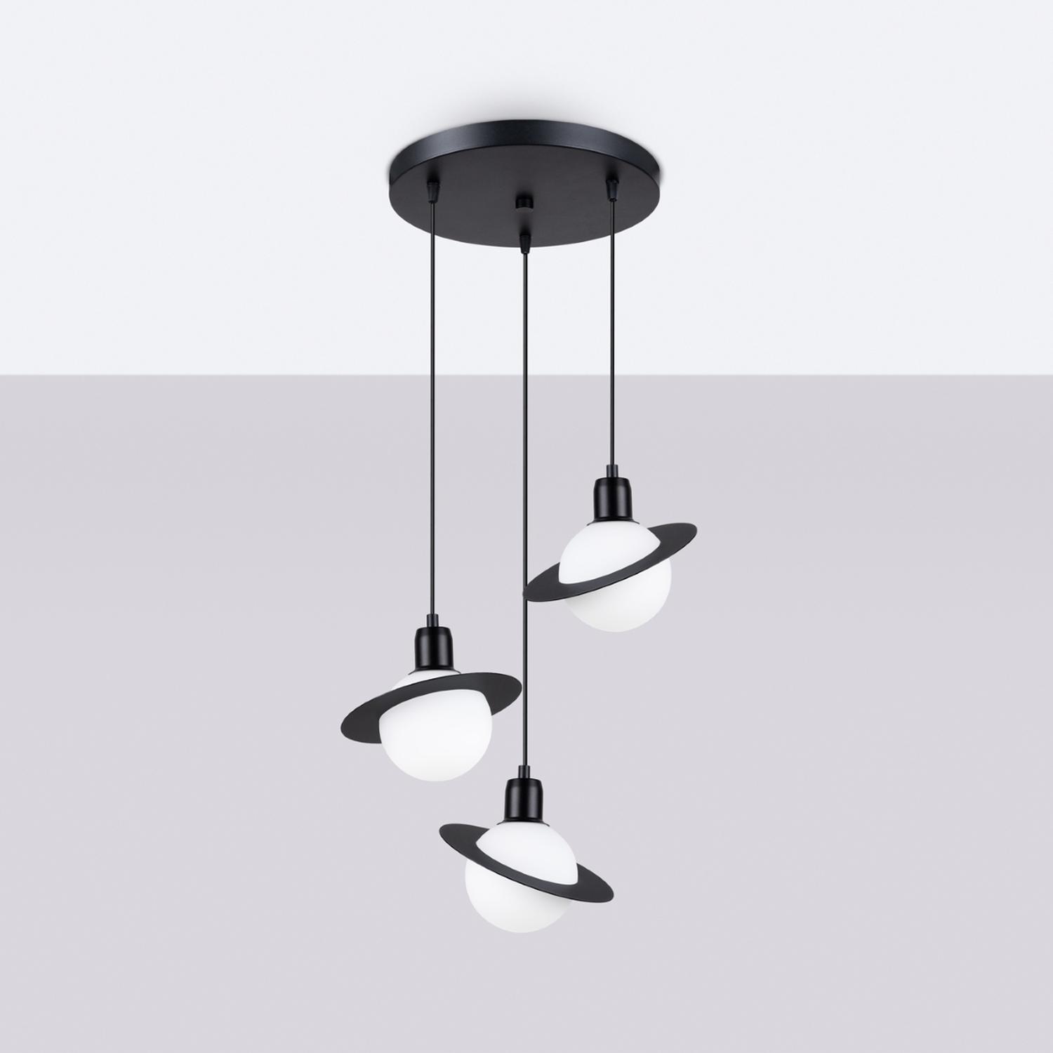 lámpara colgante HYPERION 3P negra, una pieza elegante y moderna que ilumina tu espacio con estilo. Perfecta para cualquier ambiente, combina funcionalidad y diseño sofisticado.