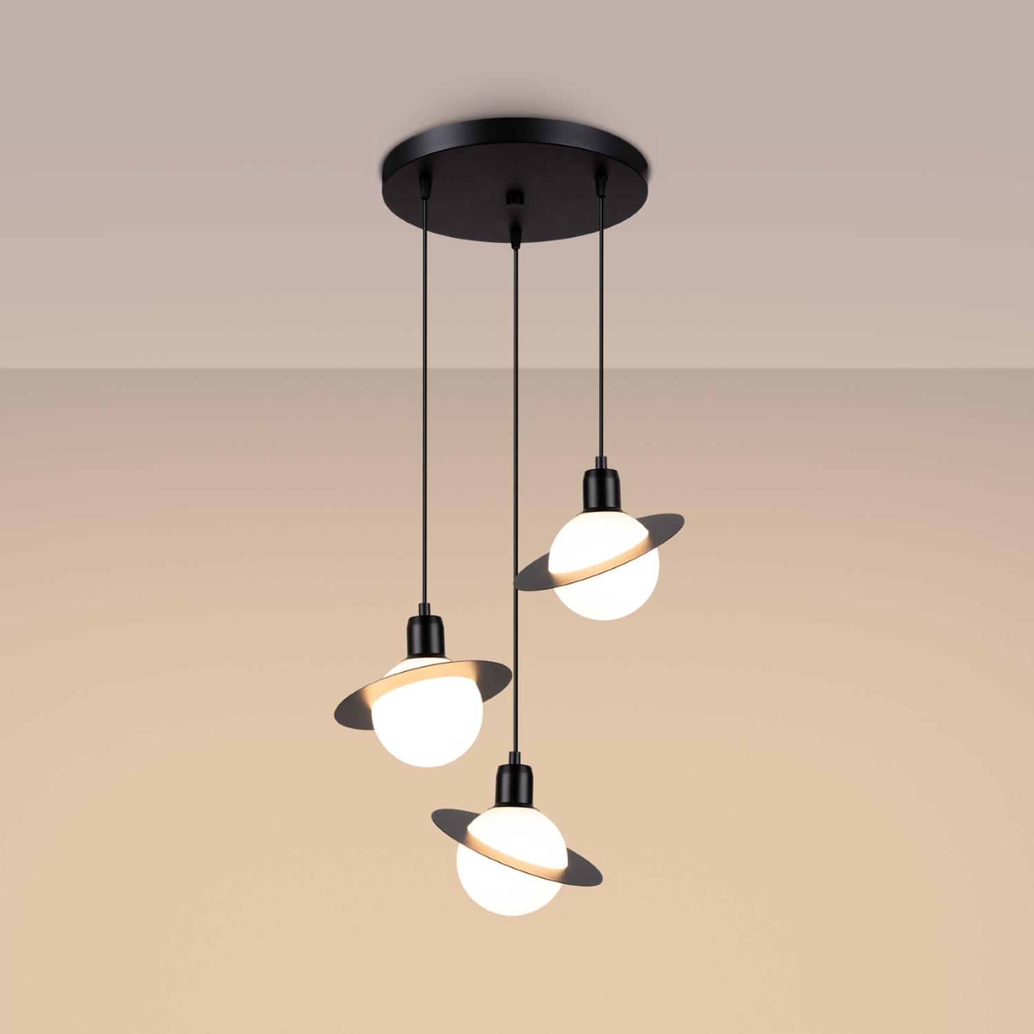 lámpara colgante HYPERION 3P negra, una pieza elegante y moderna que ilumina tu espacio con estilo. Perfecta para cualquier ambiente, combina funcionalidad y diseño sofisticado.