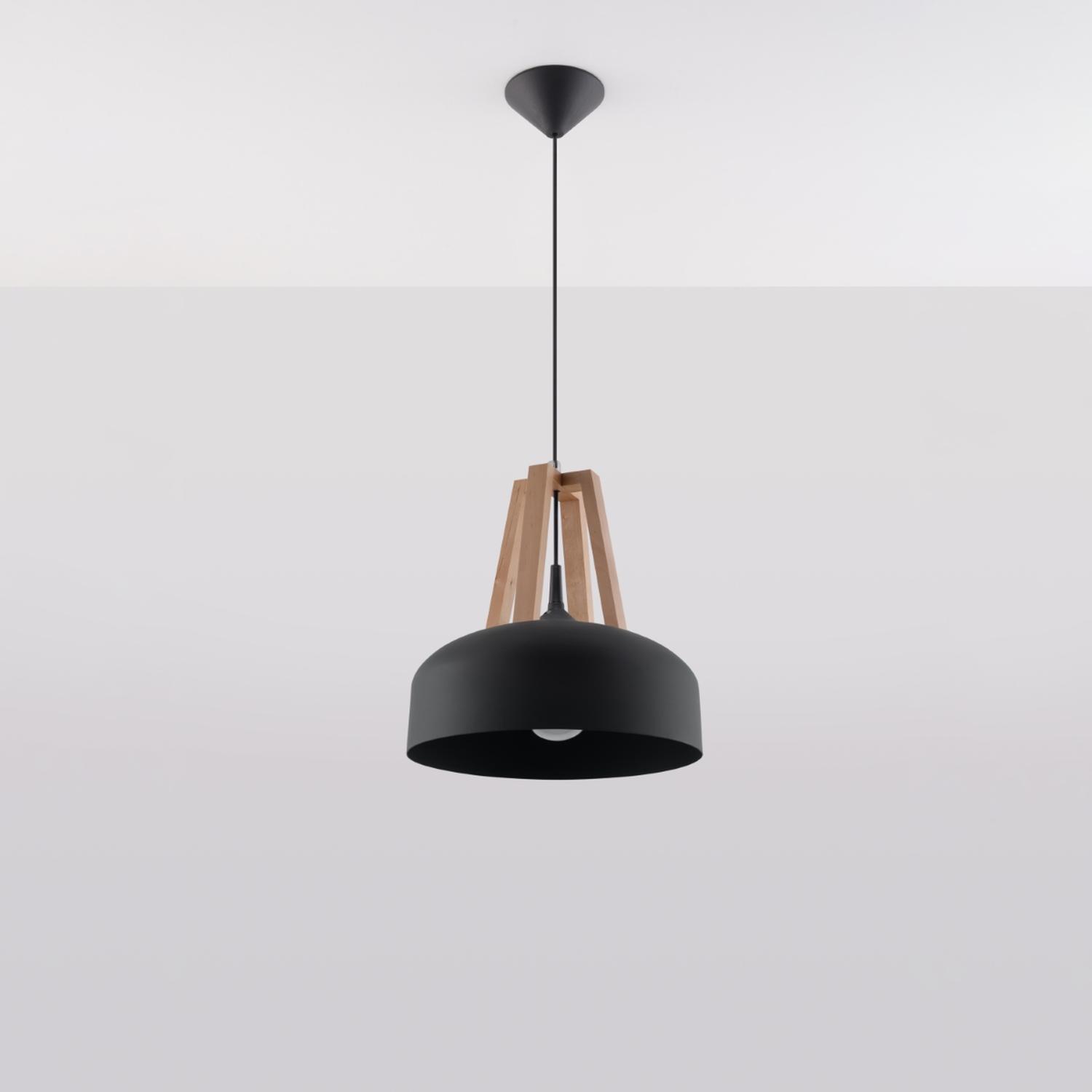 lámpara colgante CASCO en elegante combinación de negro y madera natural, ideal para iluminar y dar un toque moderno a cualquier espacio de tu hogar. Diseño único y versátil.