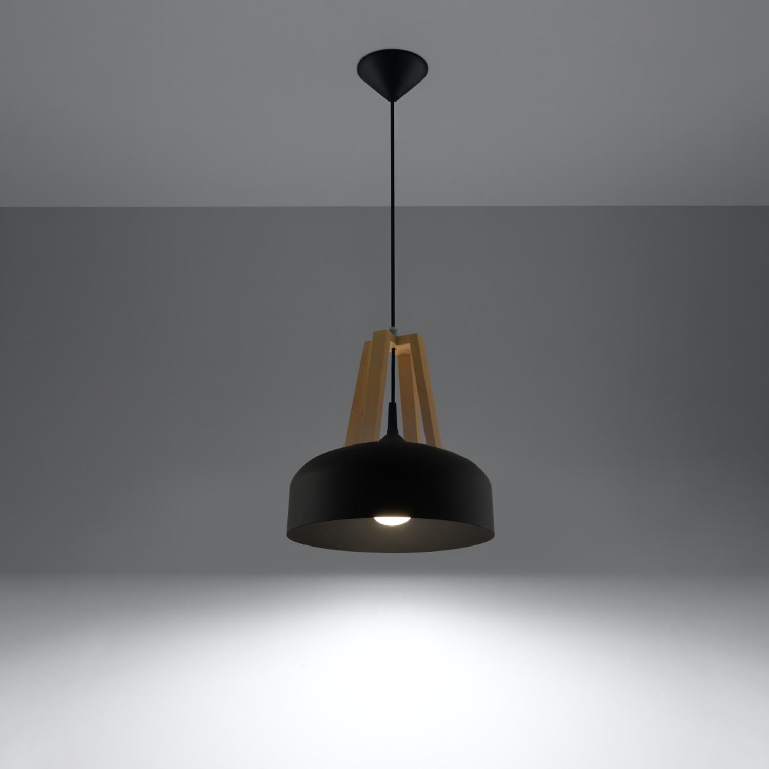 lámpara colgante CASCO en elegante combinación de negro y madera natural, ideal para iluminar y dar un toque moderno a cualquier espacio de tu hogar. Diseño único y versátil.