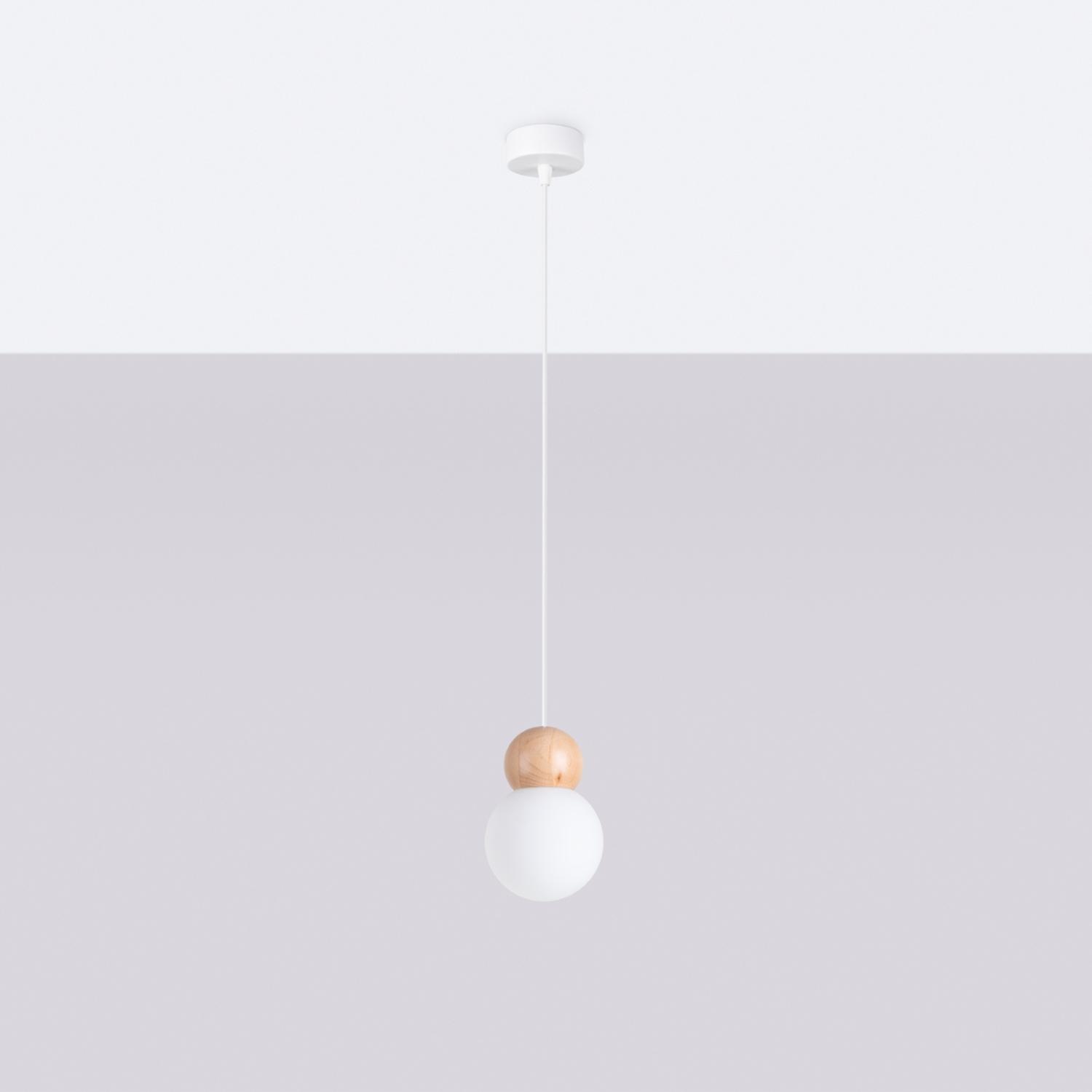 lámpara colgante PEKKA 1 en blanco y madera natural, ideal para dar un toque moderno y acogedor a cualquier espacio. Perfecta para iluminar tu hogar con estilo.