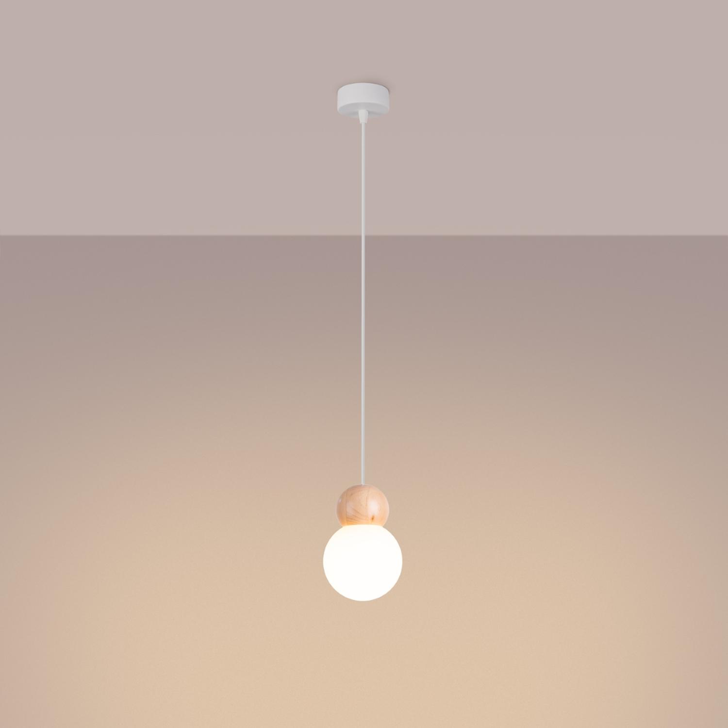 lámpara colgante PEKKA 1 en blanco y madera natural, ideal para dar un toque moderno y acogedor a cualquier espacio. Perfecta para iluminar tu hogar con estilo.