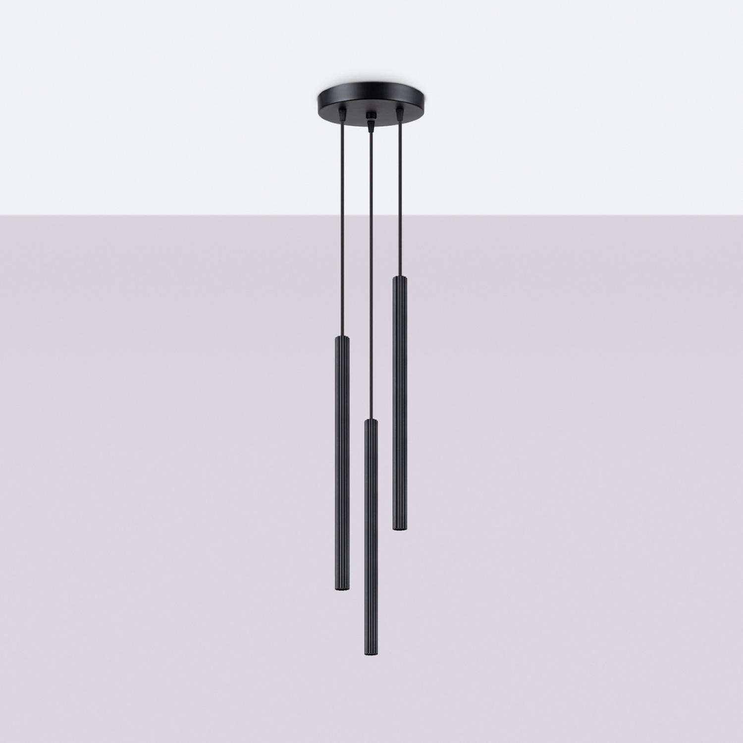 lámpara colgante ARCHE 3P negra, ideal para añadir elegancia y modernidad a tu hogar. Su diseño estilizado ilumina con calidez y estilo, perfecta para comedores y salas.