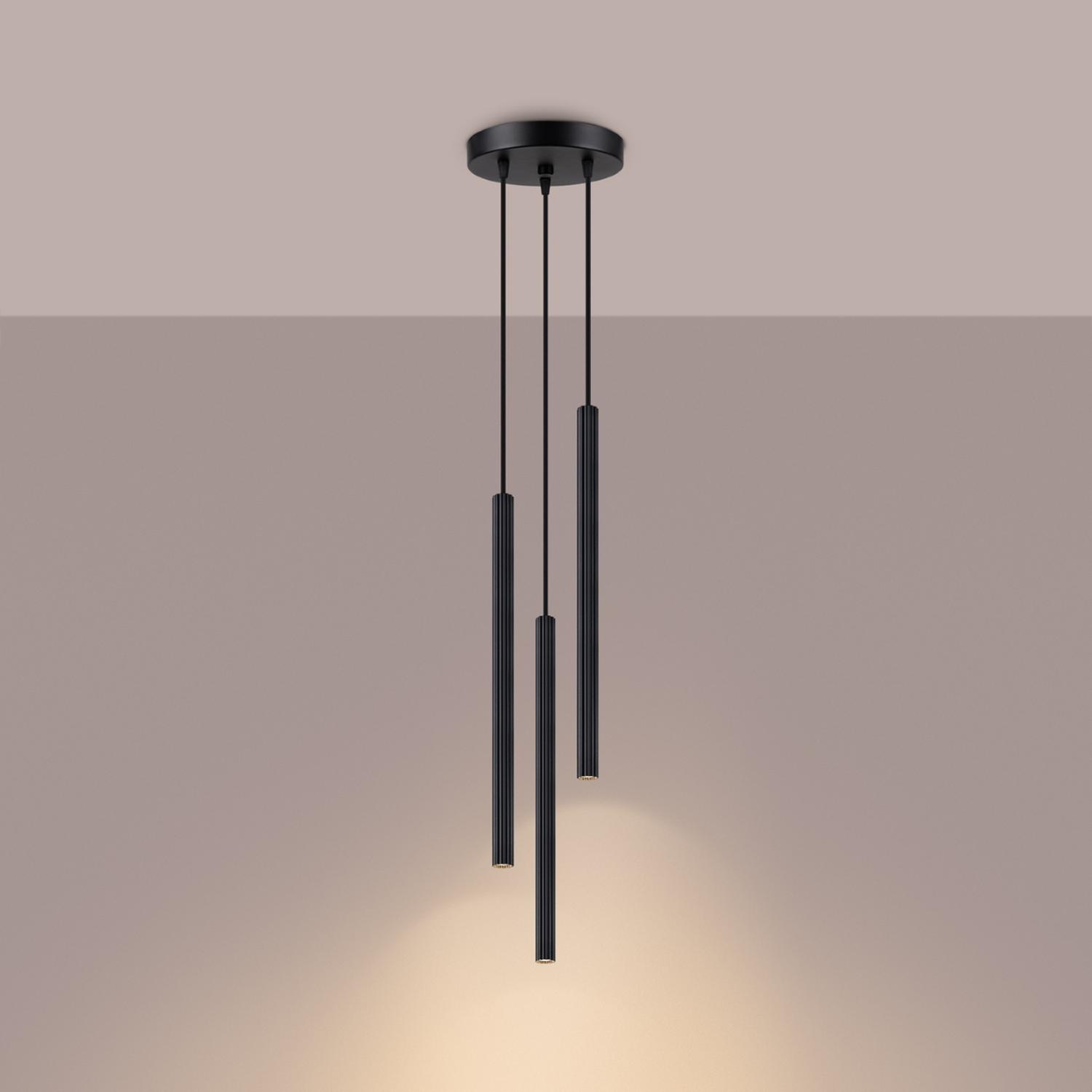 lámpara colgante ARCHE 3P negra, ideal para añadir elegancia y modernidad a tu hogar. Su diseño estilizado ilumina con calidez y estilo, perfecta para comedores y salas.