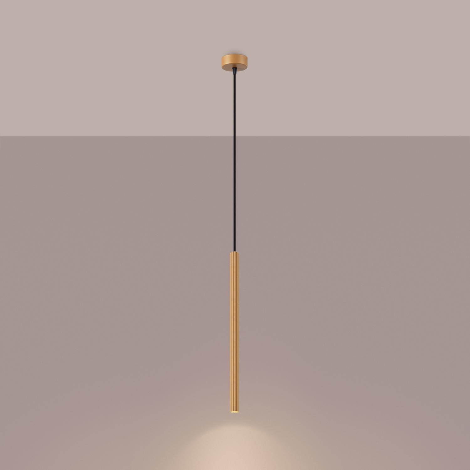 lámpara colgante ARCHE 1 en elegante acabado dorado. Su diseño moderno y sofisticado ilumina cualquier espacio, convirtiéndolo en el complemento perfecto para tu hogar.