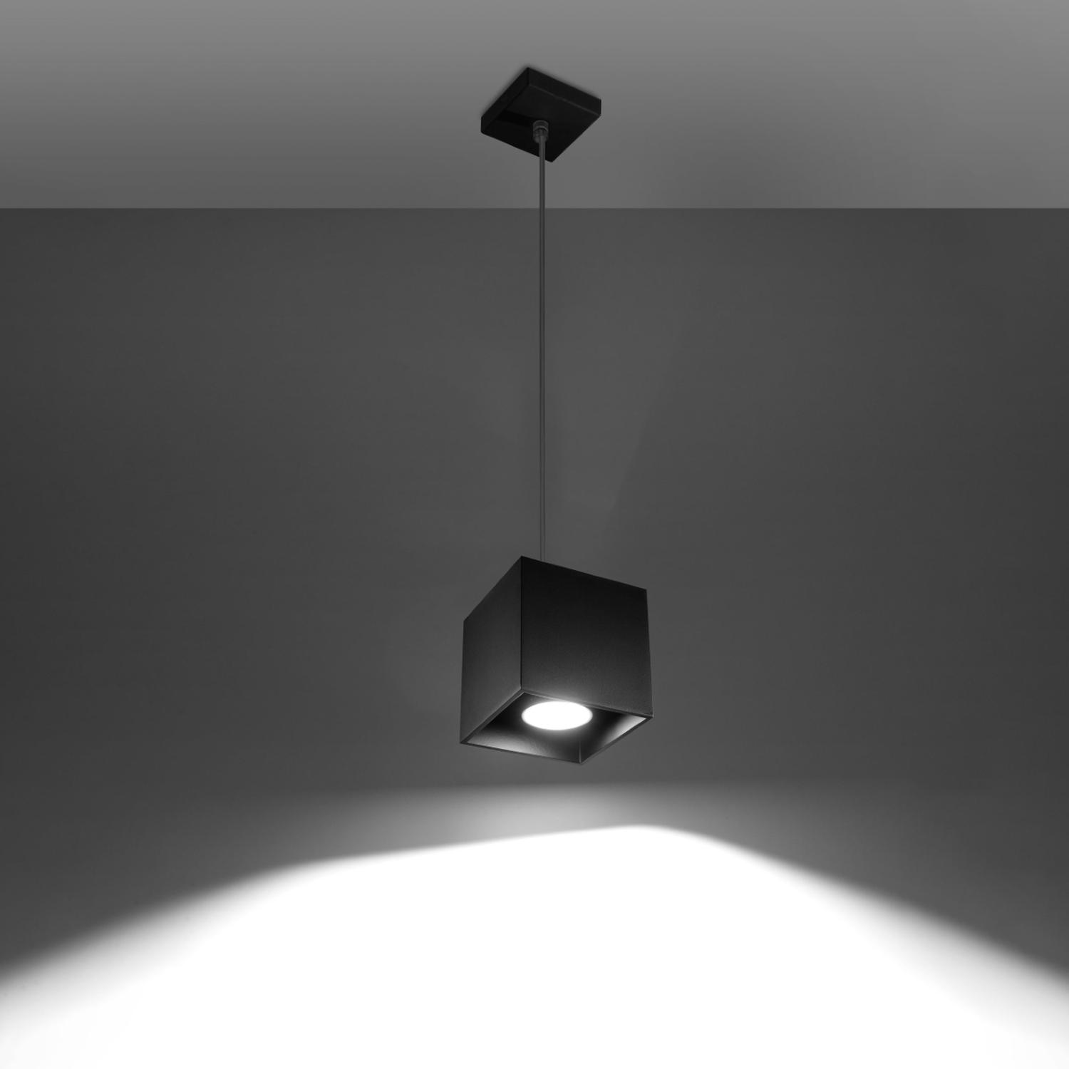 lámpara colgante QUAD 1 en elegante color negro, ideal para iluminar y dar un toque moderno a cualquier espacio. Perfecta para comedores, salas o cocinas. Diseño minimalista y atractivo.