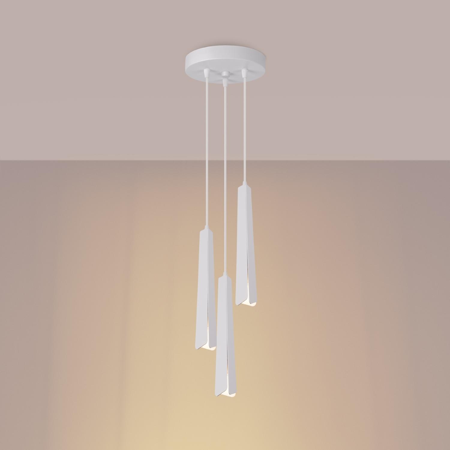 lámpara colgante PRYSM 3P blanca, elegante y moderna. Ideal para iluminar tu espacio con estilo y frescura. Perfecta para cualquier ambiente, realzando tu decoración.
