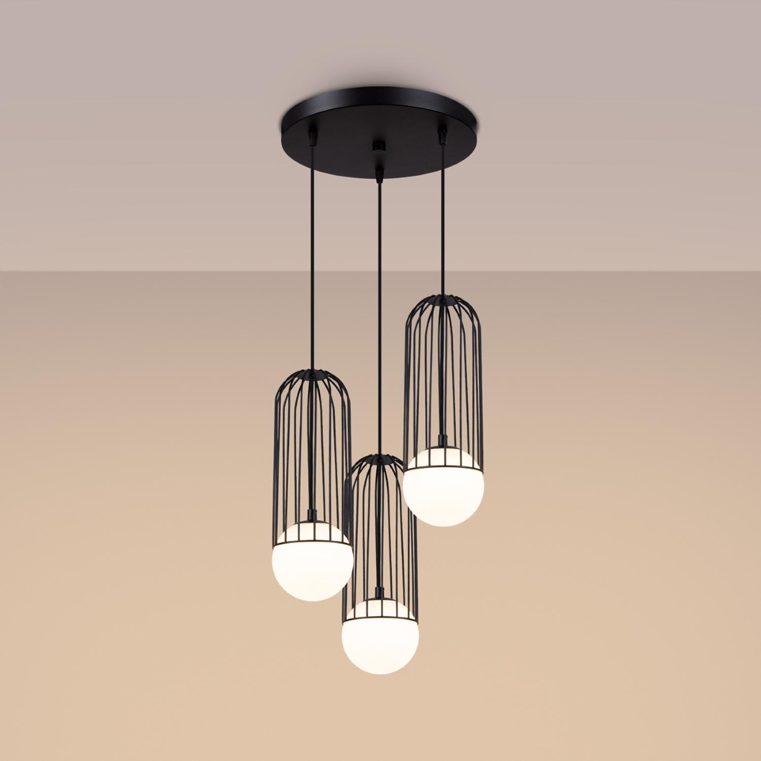 lámpara colgante BRINA 3P negra, elegante y moderna, ideal para iluminar cualquier espacio con estilo. Su diseño minimalista y versátil se adapta perfectamente a tu decoración.