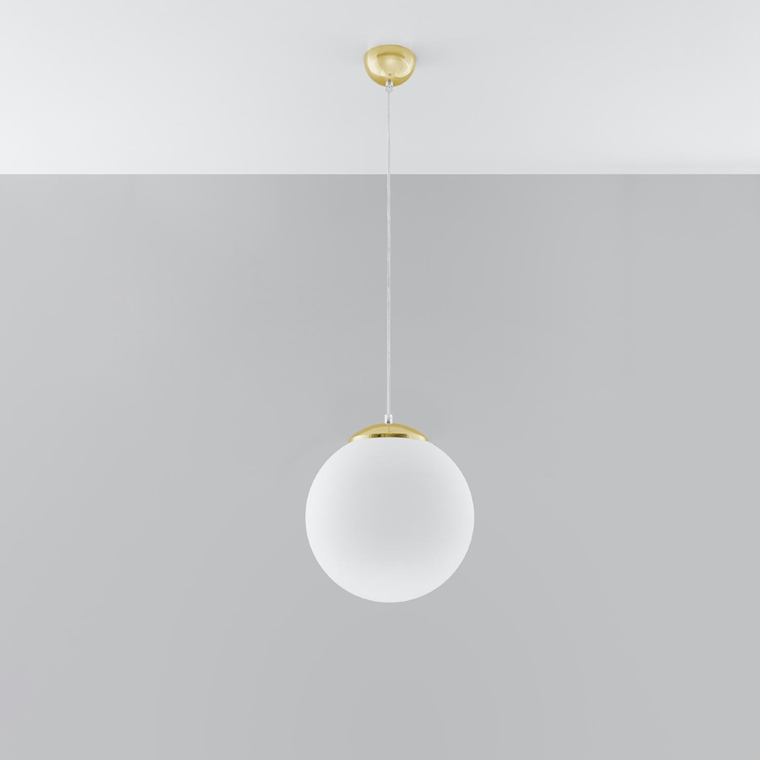 lámpara colgante UGO 30 dorada, un elegante diseño que ilumina tus espacios con un toque de sofisticación y calidez. Perfecta para transformar tu hogar o negocio.