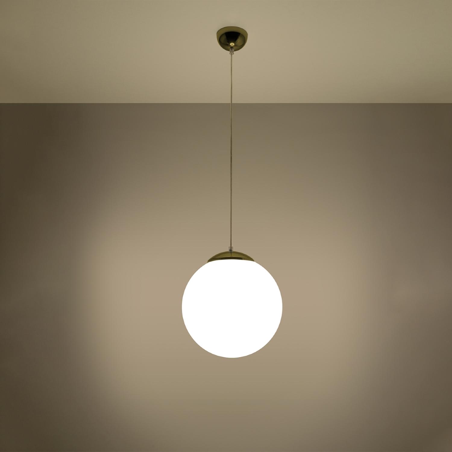 lámpara colgante UGO 30 dorada, un elegante diseño que ilumina tus espacios con un toque de sofisticación y calidez. Perfecta para transformar tu hogar o negocio.