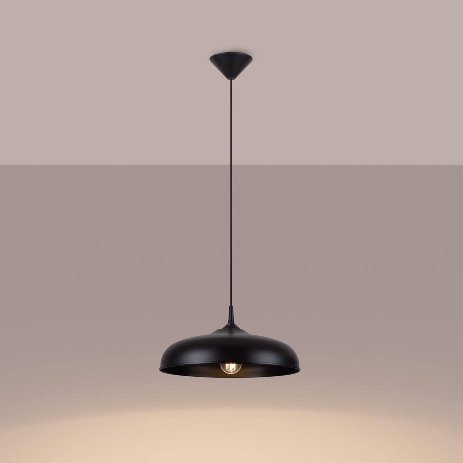 lámpara colgante GINA en negro, moderna y elegante, ideal para dar un toque sofisticado a comedores, salones o cocinas. Su diseño minimalista realza cualquier estilo decorativo.
