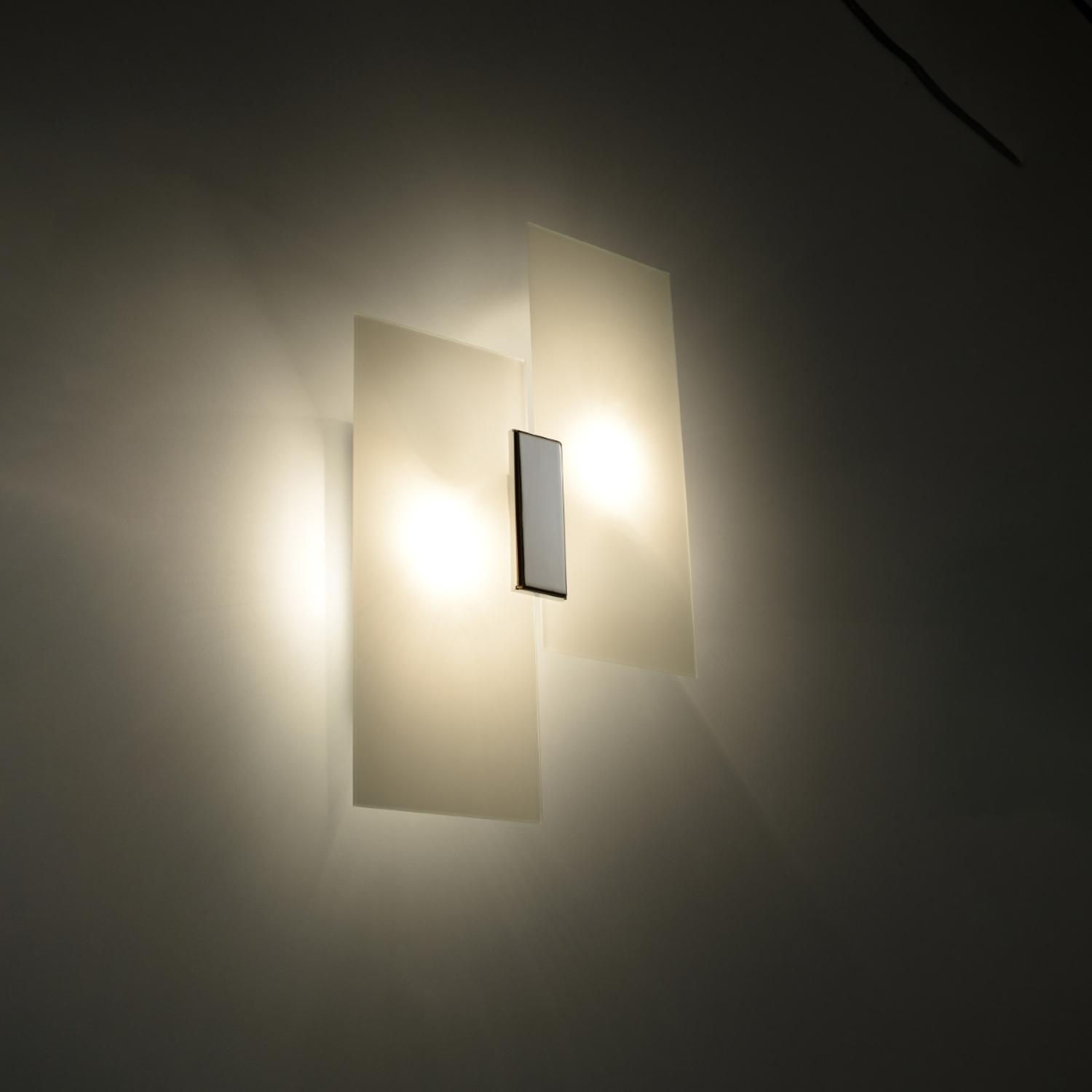 lámpara de pared FABIANO: ilumina tus espacios con estilo. Su diseño moderno y elegante realza cualquier habitación, creando una atmósfera acogedora y sofisticada. Ideal para tu hogar.