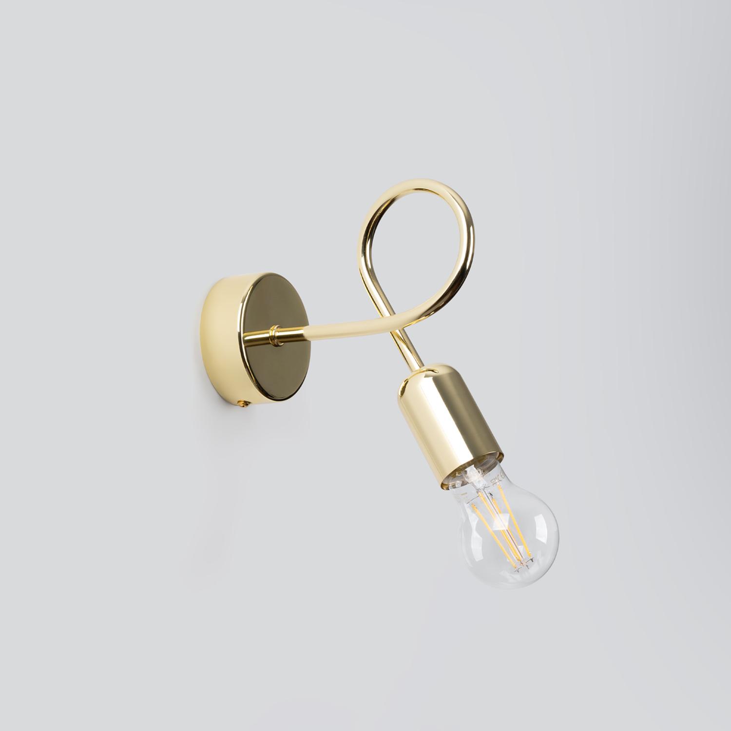 lámpara de pared LOOP en un elegante acabado oro brillante. Aporta un toque de lujo y modernidad a cualquier espacio, ideal para iluminar y decorar con estilo.