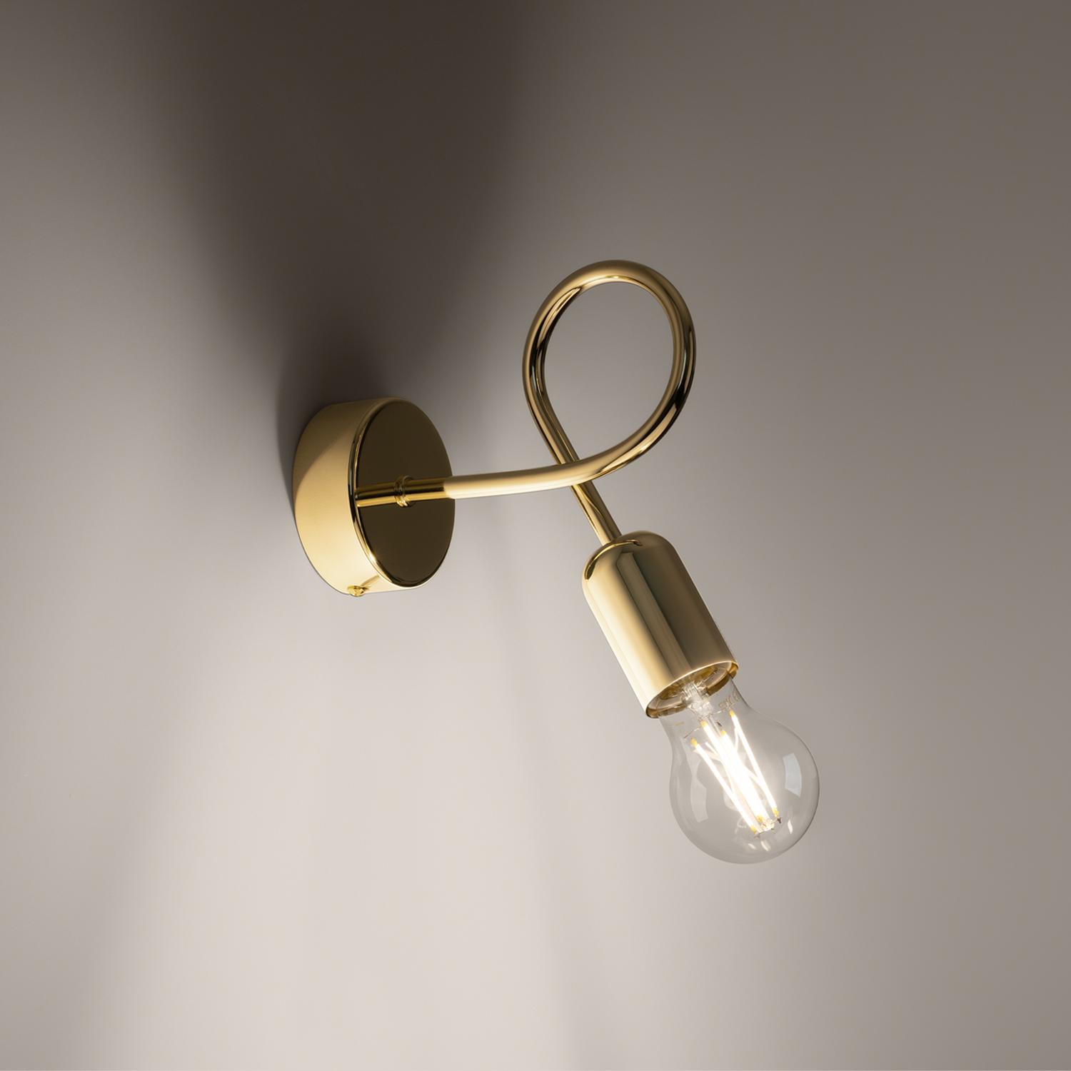 lámpara de pared LOOP en un elegante acabado oro brillante. Aporta un toque de lujo y modernidad a cualquier espacio, ideal para iluminar y decorar con estilo.