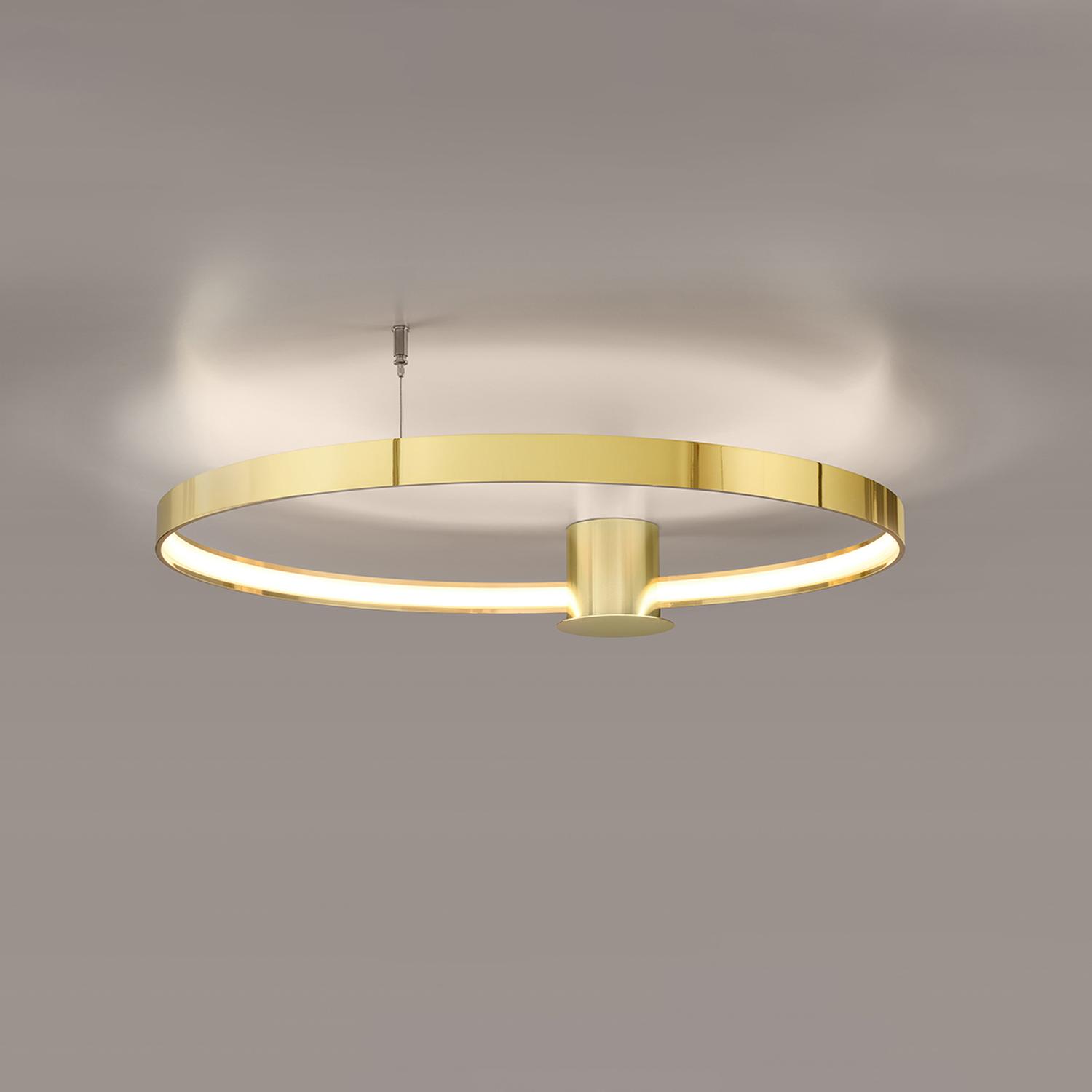 lámpara de techo RIO 78 en elegante oro pulido. Con tecnología LED, ofrece una cálida luz de 3000K, perfecta para crear ambientes acogedores y sofisticados en cualquier espacio.