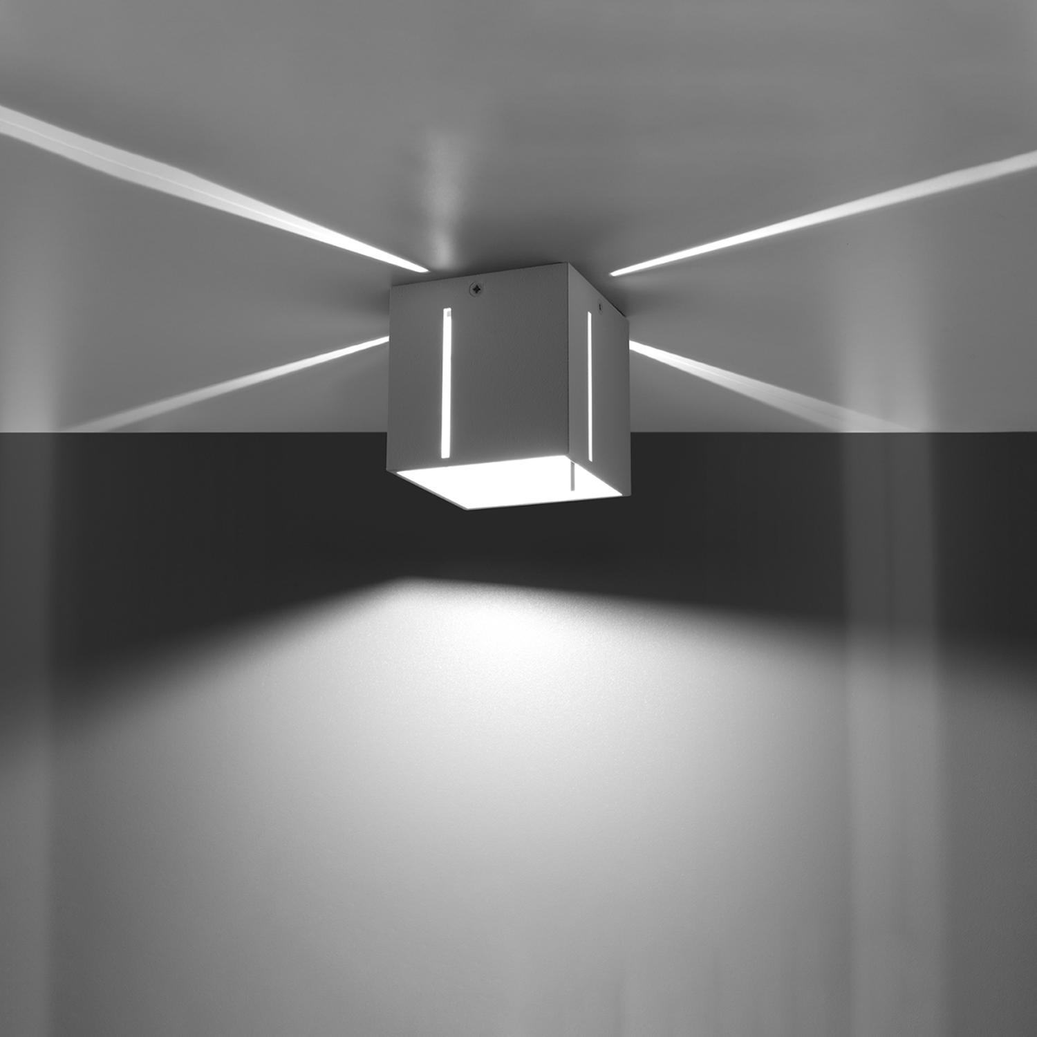 plafón blanco PIXAR: una opción elegante y adaptable que complementa cualquier espacio. Su diseño moderno proporciona luz cálida, ideal para crear atmósferas acogedoras en tu hogar.
