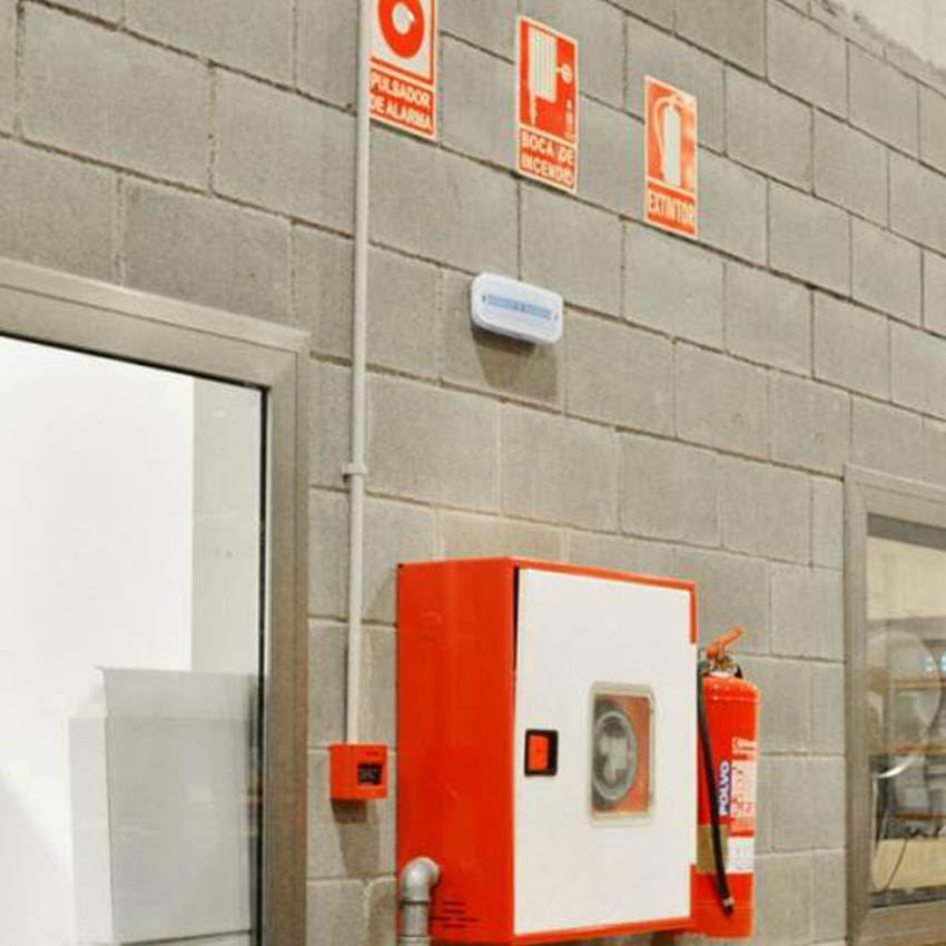 proyector LED de Emergencia 200lm, Autonomía 3hrs, No Permanente, IP20, Con Autotest - Ideal para seguridad y iluminación en caso de corte eléctrico.