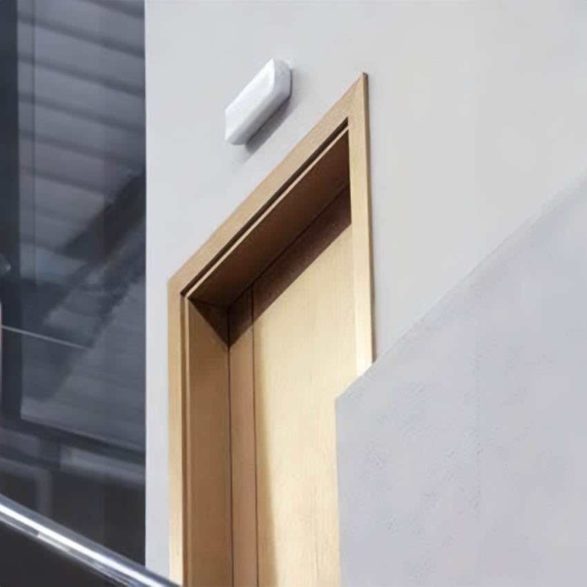 marco empotrable para emergencia, características técnicas: fácil instalación, diseño discreto, ideal para señalización y seguridad en espacios públicos.