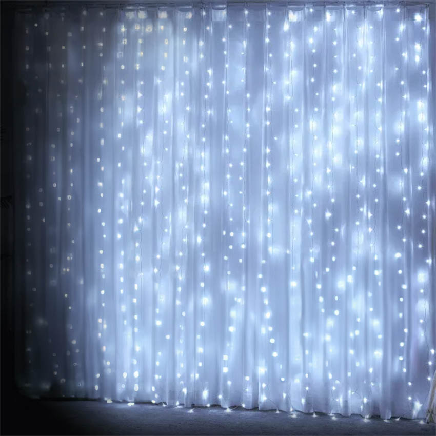 cadena de luces de cortina LED de bajo voltaje, 2m x 2m, blanco frío, ideal para decoración y ambientación en eventos y espacios interiores.